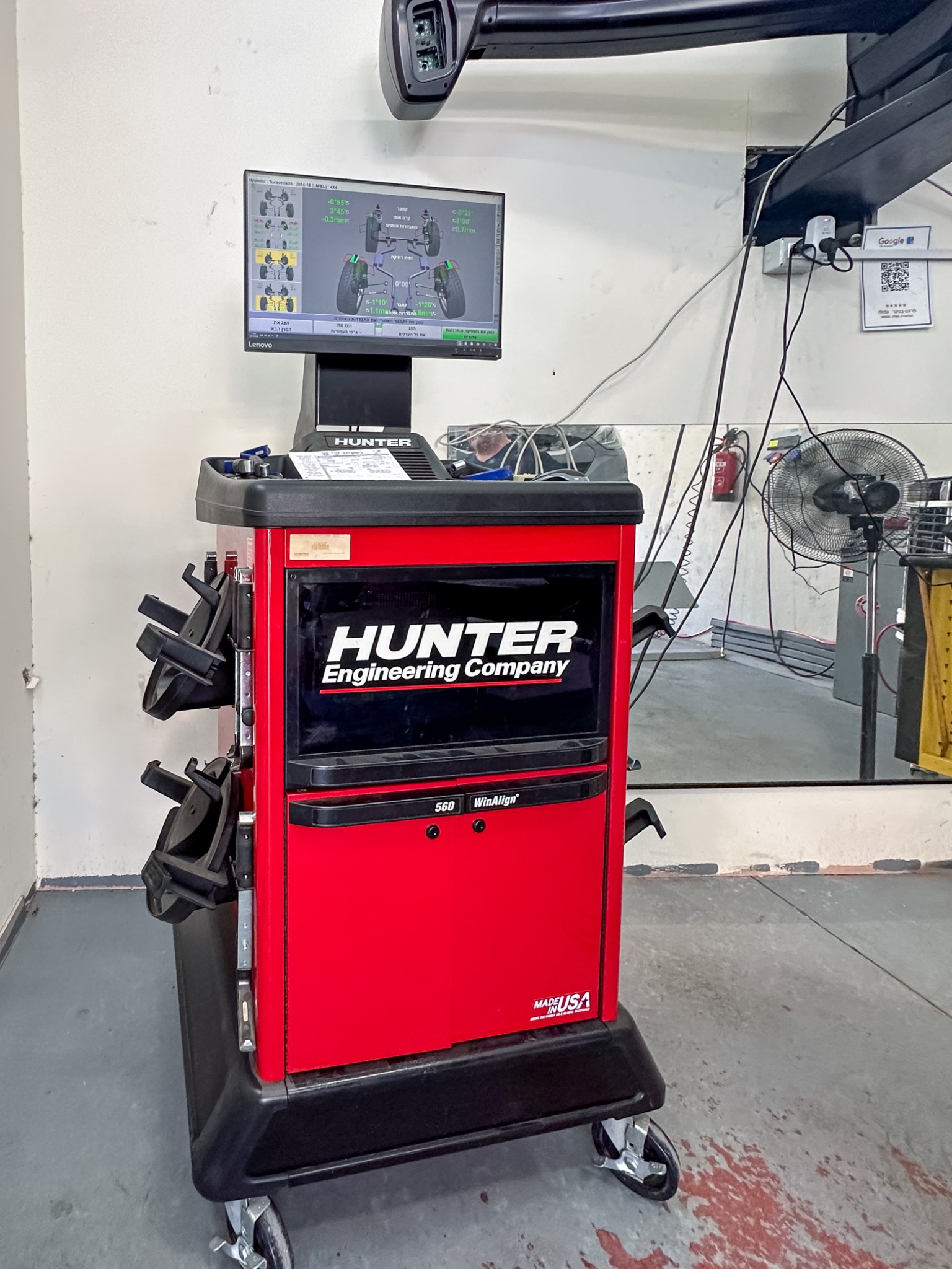 עמדת Hunter WinAlign והמסך במכון פרונט בכיכר